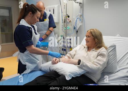 Nicole Prescott, animatrice principale de la pratique clinique, administre un traitement révolutionnaire à la patiente Katie Tinkler pour le lupus à l'University College London Hospital de Londres. Trois patients au Royaume-Uni ont reçu un traitement « révolutionnaire » pour le lupus sur le NHS, qui, selon les experts, pourrait éradiquer le besoin de médicaments à vie. Jusqu'à présent, la thérapie par les cellules T CAR agit en modifiant génétiquement le propre système immunitaire du corps pour reconnaître et attaquer les cellules problématiques, offrant aux gens un remède possible. Date de la photo : mercredi 6 novembre 2024. Banque D'Images