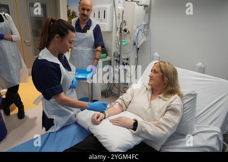 Nicole Prescott, animatrice principale de la pratique clinique, administre un traitement révolutionnaire à la patiente Katie Tinkler pour le lupus à l'University College London Hospital de Londres. Trois patients au Royaume-Uni ont reçu un traitement « révolutionnaire » pour le lupus sur le NHS, qui, selon les experts, pourrait éradiquer le besoin de médicaments à vie. Jusqu'à présent, la thérapie par les cellules T CAR agit en modifiant génétiquement le propre système immunitaire du corps pour reconnaître et attaquer les cellules problématiques, offrant aux gens un remède possible. Date de la photo : mercredi 6 novembre 2024. Banque D'Images