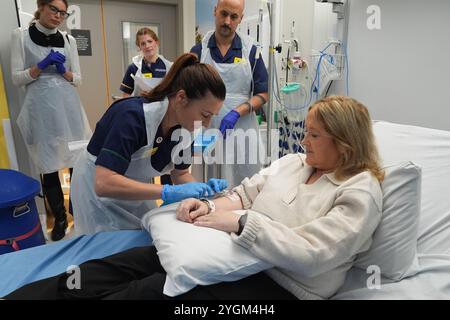 Nicole Prescott, animatrice principale de la pratique clinique, administre un traitement révolutionnaire à la patiente Katie Tinkler pour le lupus à l'University College London Hospital de Londres. Trois patients au Royaume-Uni ont reçu un traitement « révolutionnaire » pour le lupus sur le NHS, qui, selon les experts, pourrait éradiquer le besoin de médicaments à vie. Jusqu'à présent, la thérapie par les cellules T CAR agit en modifiant génétiquement le propre système immunitaire du corps pour reconnaître et attaquer les cellules problématiques, offrant aux gens un remède possible. Date de la photo : mercredi 6 novembre 2024. Banque D'Images