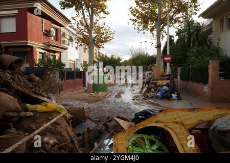 Paiporta, Valence. 08 novembre 2024. 7 novembre 2024, Paiporta, Valencia, España : Paiporta, jour 9 suite aux inondations à Valence, les travaux de nettoyage se poursuivent, affectés par de graves inondations. L'armée espagnole, les pompiers, les volontaires de nombreuses régions d'Espagne et les voisins aident à nettoyer les rues de boue, de maisons. Crédit : CORDON PRESS/Alamy Live News Banque D'Images