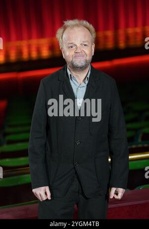 Photo du dossier datée du 08/01/23 de Toby Jones assistant à la projection gala de The Empire of Light au cinéma Carlton à Margate. Mr Bates vs The Post Office a été présélectionné pour les TV Choice Awards après que le drame ITV a renouvelé l'attention sur les sous-maîtres qui ont été poursuivis à tort lors du scandale Horizon IT. Plus de 700 subpostmasters ont été poursuivis par la poste et condamnés au pénal entre 1999 et 2015, car le système INFORMATIQUE Horizon défectueux de Fujitsu donnait l'impression que l'argent manquait dans leurs succursales. Date d'émission : vendredi 8 novembre 2024. Banque D'Images