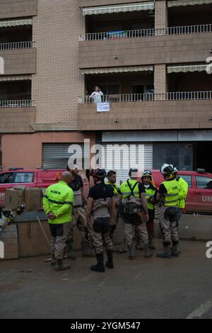 Paiporta, Valence. 08 novembre 2024. 7 novembre 2024, Paiporta, Valencia, España : Paiporta, jour 9 suite aux inondations à Valence, les travaux de nettoyage se poursuivent, affectés par de graves inondations. L'armée espagnole, les pompiers, les volontaires de nombreuses régions d'Espagne et les voisins aident à nettoyer les rues de boue, de maisons. Crédit : CORDON PRESS/Alamy Live News Banque D'Images