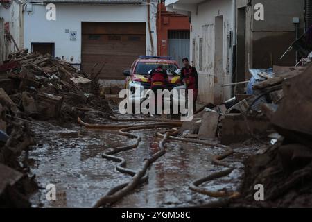 Paiporta, Valence. 08 novembre 2024. 7 novembre 2024, Paiporta, Valencia, España : Paiporta, jour 9 suite aux inondations à Valence, les travaux de nettoyage se poursuivent, affectés par de graves inondations. L'armée espagnole, les pompiers, les volontaires de nombreuses régions d'Espagne et les voisins aident à nettoyer les rues de boue, de maisons. Crédit : CORDON PRESS/Alamy Live News Banque D'Images