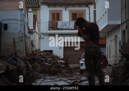 Paiporta, Valence. 08 novembre 2024. 7 novembre 2024, Paiporta, Valencia, España : Paiporta, jour 9 suite aux inondations à Valence, les travaux de nettoyage se poursuivent, affectés par de graves inondations. L'armée espagnole, les pompiers, les volontaires de nombreuses régions d'Espagne et les voisins aident à nettoyer les rues de boue, de maisons. Crédit : CORDON PRESS/Alamy Live News Banque D'Images