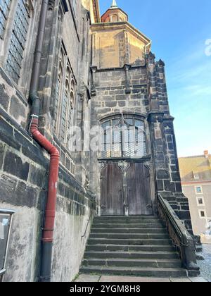 La Pfarrkirche préparée Peter und Paul à Görlitz est une église majestueuse, réputée pour son architecture gothique et ses flèches imposantes, qui se présente comme une ville historique Banque D'Images