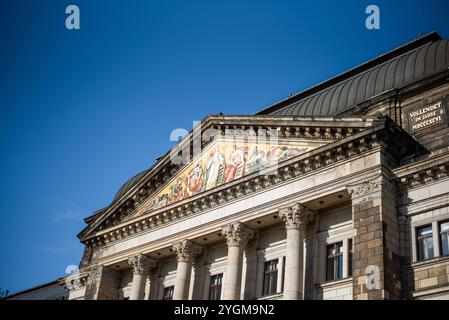 Le ministère des Finances de l'État de Saxe à Dresde présente une architecture impressionnante, alliant fonctionnalité et élégance historique, et représentant local Banque D'Images