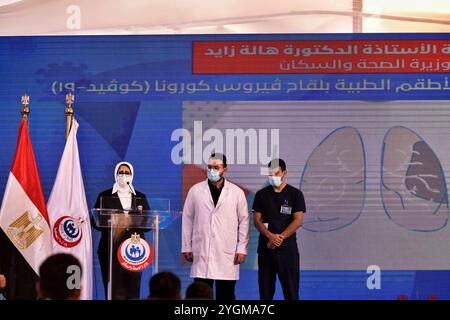 Ismailia, Égypte. 24 janvier 2021. Une conférence de presse est organisée à l’hôpital Abu Khalifa, dans la ville d’Ismailia, dans le nord-est du pays, pour annoncer le lancement d’un important programme de vaccination en Égypte, principalement avec le vaccin Sinopharm, fabriqué en Chine. La priorité a été donnée aux travailleurs de la santé dans 40 hôpitaux qui isolent et traitent les patients atteints de COVID-19 à travers le pays. Selon les autorités égyptiennes, l'Égypte a également passé un contrat pour acheter des millions de doses des vaccins Pfizer/BioNTech et AstraZeneca Banque D'Images