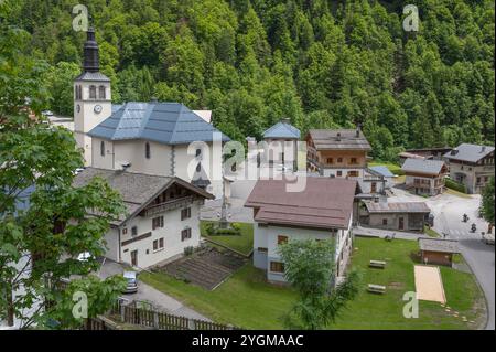 Église Saint Pierre aux liens à la Giettaz, commune la plus septentrionale de la Savoie départemen dans le massif des Aravis, France Banque D'Images