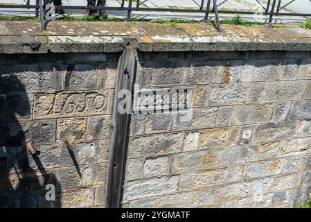 Un pont à Klodzko enjambant la rivière Nysa, avec des arches élégantes et des vues pittoresques, reliant la riche histoire de la ville à la beauté naturelle. Banque D'Images