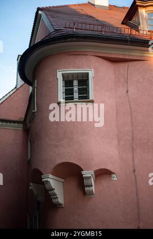 La tour de Zabkowice, en Pologne, est haute avec son architecture distinctive, reflétant la riche histoire et le charme de la ville contre la ligne d'horizon Banque D'Images