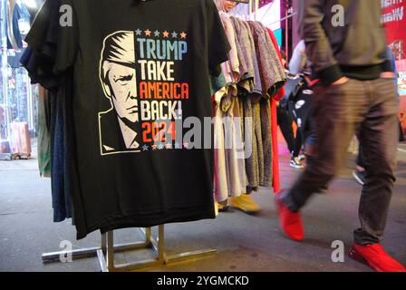 New York City, New York, États-Unis - 07 novembre 2024 : vêtements politiques en vente autour de Times Square pendant la saison des élections présidentielles 2024. Banque D'Images