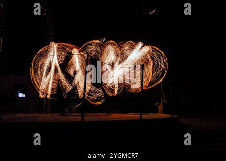 Dahab, Sinaï du Sud, Égypte. 27 juin 2021. Un artiste du feu organise un spectacle de feu dans la ville de Dahab, sur la côte sud-est de la péninsule du Sinaï. Dahab, qui est situé sur le golfe d'Aqaba au nord-est de Charm el-Cheikh, est considéré comme une importante station touristique qui est populaire pour la plongée avec ses principales formations de récifs coralliens Banque D'Images