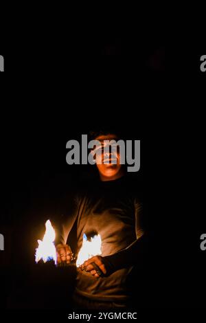 Dahab, Sinaï du Sud, Égypte. 27 juin 2021. Un artiste du feu organise un spectacle de feu dans la ville de Dahab, sur la côte sud-est de la péninsule du Sinaï. Dahab, qui est situé sur le golfe d'Aqaba au nord-est de Charm el-Cheikh, est considéré comme une importante station touristique qui est populaire pour la plongée avec ses principales formations de récifs coralliens Banque D'Images