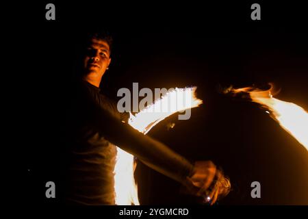 Dahab, Sinaï du Sud, Égypte. 27 juin 2021. Un artiste du feu organise un spectacle de feu dans la ville de Dahab, sur la côte sud-est de la péninsule du Sinaï. Dahab, qui est situé sur le golfe d'Aqaba au nord-est de Charm el-Cheikh, est considéré comme une importante station touristique qui est populaire pour la plongée avec ses principales formations de récifs coralliens Banque D'Images