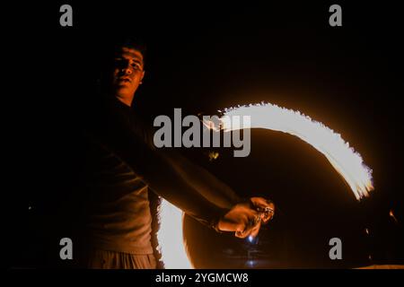 Dahab, Sinaï du Sud, Égypte. 27 juin 2021. Un artiste du feu organise un spectacle de feu dans la ville de Dahab, sur la côte sud-est de la péninsule du Sinaï. Dahab, qui est situé sur le golfe d'Aqaba au nord-est de Charm el-Cheikh, est considéré comme une importante station touristique qui est populaire pour la plongée avec ses principales formations de récifs coralliens Banque D'Images