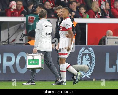 Leverkusen, Deutschland. 01 novembre 2024. firo : 01.11.2024, football, football, 1.Bundesliga, 1.Liga, saison 2024/2025, Bayer 04 Leverkusen - VfB Stuttgart Jamie Leweling, Stuttgart, Injury Credit : dpa/Alamy Live News Banque D'Images