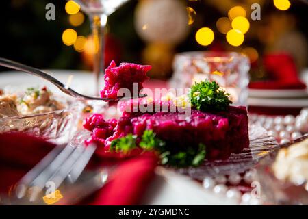 Table de fête avec salade Rosolli - repas de Noël finlandais traditionnel à base de betteraves cuites. Délices de célébration Banque D'Images