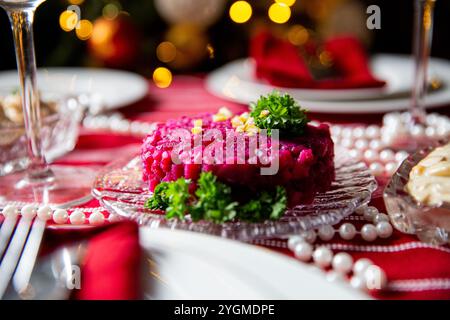 Table de fête avec salade Rosolli - repas de Noël finlandais traditionnel à base de betteraves cuites. Délices de célébration Banque D'Images