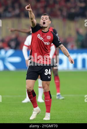 Leverkusen, Deutschland. 01 novembre 2024. firo : 01.11.2024, football, football, 1ère Bundesliga, 1ère ligue, saison 2024/2025, Bayer 04 Leverkusen - VfB Stuttgart granit Xhaka, Leverkusen, Gesture Credit : dpa/Alamy Live News Banque D'Images