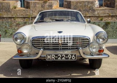 Voiture de sport volvo p1800 blanche classique garée, mettant en valeur son design emblématique et son charme vintage Banque D'Images