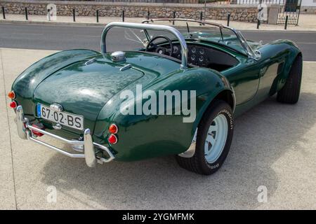 Roadster vintage AC cobra vert brillant garé par une journée ensoleillée Banque D'Images