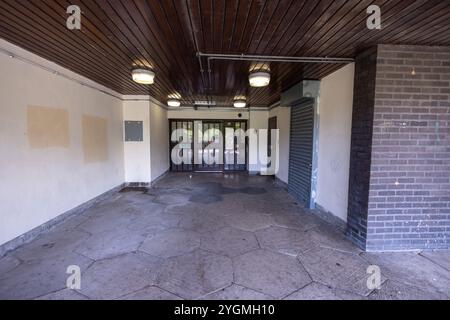 Photo d'un bloc d'appartements et d'appartements appartenant au conseil situé dans le district d'Armley à l'ouest de Leeds, West Yorkshire, Angleterre montrant le dar Banque D'Images