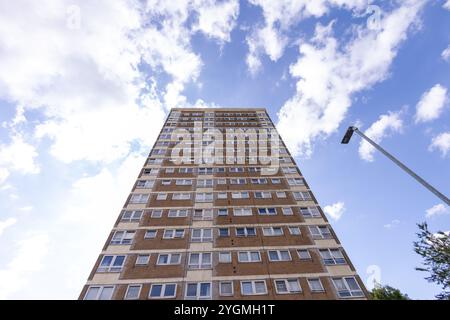 Photo d'un bloc d'appartements et d'appartements appartenant au conseil situé dans le district d'Armley à l'ouest de Leeds, West Yorkshire, Angleterre montrant la hig Banque D'Images