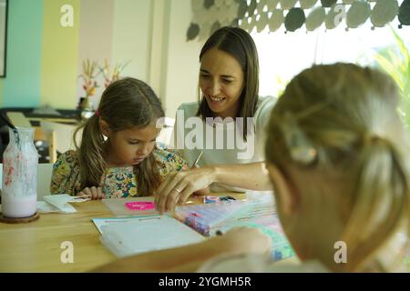 Professeur dans l'atelier a techno deux filles comment assembler une mosaïque thermo Banque D'Images