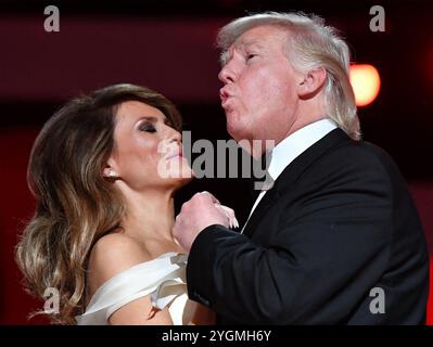 La photo du dossier datée du 20 janvier 2017 montre le président Donald Trump chantant avec 'My Way' danse avec la première dame Melanie Trump alors qu'il assistait au bal inaugural de la liberté au Walter E. Washington Convention Center à Washington, DC Trump assistera à trois bals inauguraux. Selon le 20e amendement de la Constitution, le mandat du président et du vice-président commence à midi le 20 janvier de l’année suivant une élection présidentielle, ce qui signifie qu’il faudra un peu plus de deux mois avant que Trump ne prenne le bureau ovale. La prochaine cérémonie d'inauguration aura lieu le lundi 20 janvier 2025 à l'Université Banque D'Images