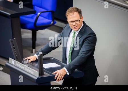 Berlin, Allemagne. 08 novembre 2024. Carsten Schneider (SPD), ministre d'État auprès de la chancelière fédérale et commissaire du gouvernement fédéral pour l'Allemagne de l'est, intervient en séance plénière du Bundestag allemand. L'ordre du jour comprend un débat sur le 35e anniversaire de la chute du mur de Berlin et un débat d'actualité sur une éventuelle nouvelle élection. Crédit : Christoph Soeder/dpa/Alamy Live News Banque D'Images