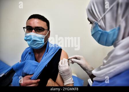 Ismailia, Égypte. 24 janvier 2021. Le personnel médical reçoit le vaccin Sinopharm COVID-19 fabriqué en Chine à l’hôpital Abu Khalifa, dans la ville égyptienne d’Ismailia, dans le nord-est du pays. La campagne de vaccination a commencé dans le pays en ciblant les premiers travailleurs de la santé dans 40 hôpitaux qui isolent et traitent les patients COVID-19 à travers le pays. Selon les autorités égyptiennes, l'Égypte a également passé un contrat pour acheter des millions de doses des vaccins Pfizer/BioNTech et AstraZeneca Banque D'Images
