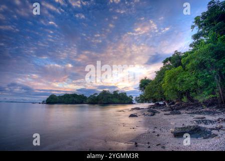 Lever de soleil à Pacific Beach dans l'archipel de Las Perlas, galets et plage de sable donnant sur l'océan pacifique, Panama, Amérique centrale - photo stock Banque D'Images