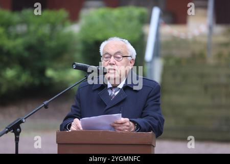 Erfurt, Allemagne. 08 novembre 2024. Reinhard Schramm, président régional de la communauté juive de Thuringe, prend la parole au cimetière juif lors d'un événement commémoratif pour marquer l'anniversaire de la nuit du pogrom de 1938. Crédit : Bodo Schackow/dpa/Alamy Live News Banque D'Images