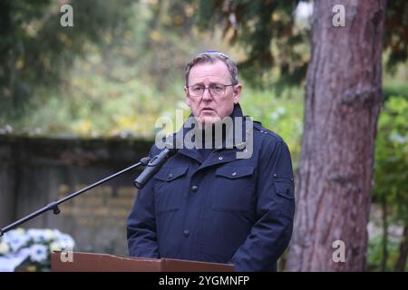 Erfurt, Allemagne. 08 novembre 2024. Bodo Ramelow (Parti de gauche), ministre-président de Thuringe, prend la parole au cimetière juif lors d'une cérémonie commémorative pour marquer l'anniversaire de la nuit du pogrom de 1938. Crédit : Bodo Schackow/dpa/Alamy Live News Banque D'Images