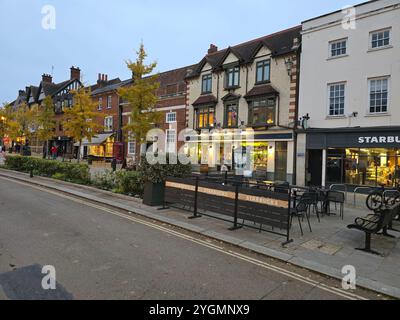 Henley-on-Thames, Royaume-Uni, place du marché tranquille en fin d'après-midi Banque D'Images