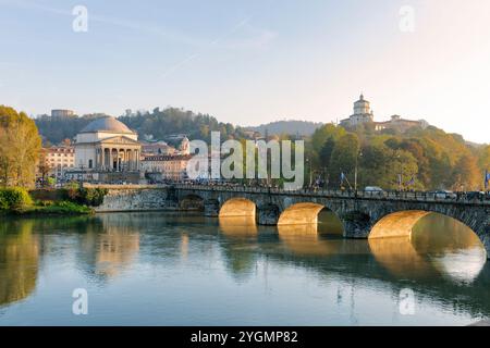 Turin (Turin) vue magnifique sur le po au coucher du soleil Banque D'Images