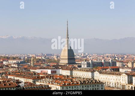La Mole Antonelliana aerial vue panoramique, une étape importante dans la construction de la ville de Turin, région du Piémont de l'Italie Banque D'Images