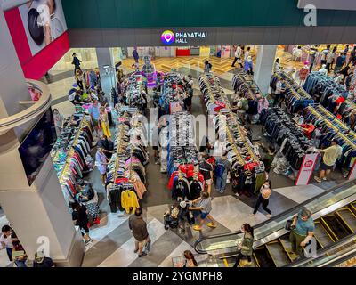 Bangkok, Thaïlande, Grand angle, foule magasinant des vêtements à l'intérieur du centre commercial moderne, 'Siamscape' Banque D'Images