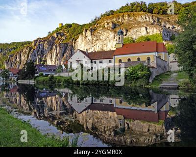 Dans la vallée du Altmühltal, le village d'Essing se reflète dans la rivière Altmühl. Randeck Castle en arrière-plan. Banque D'Images