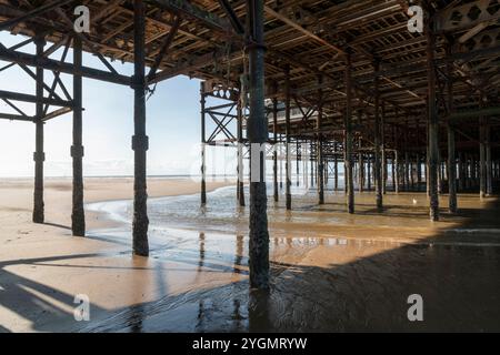 La charpente métallique de South Pier à Blackpool sur la côte du Lancashire, en Angleterre. Banque D'Images