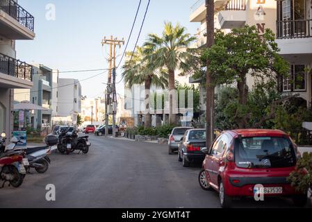 Rues grecques étroites à Hersonissos, en Crète, en Grèce, bordées de charmants bâtiments blanchis à la chaux, de fleurs colorées et de magasins locaux dynamiques, exsudant l'omble Banque D'Images