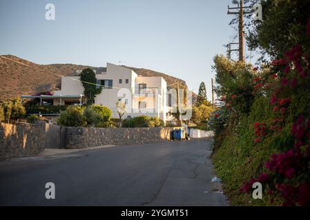 Rues grecques étroites à Hersonissos, en Crète, en Grèce, bordées de charmants bâtiments blanchis à la chaux, de fleurs colorées et de magasins locaux dynamiques, exsudant l'omble Banque D'Images