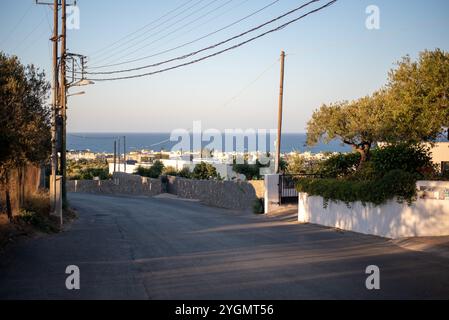 Rues grecques étroites à Hersonissos, en Crète, en Grèce, bordées de charmants bâtiments blanchis à la chaux, de fleurs colorées et de magasins locaux dynamiques, exsudant l'omble Banque D'Images