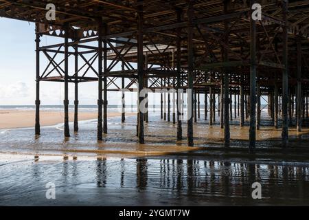 La charpente métallique de South Pier à Blackpool sur la côte du Lancashire, en Angleterre. Banque D'Images