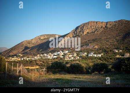 Village dans les montagnes au coucher du soleil. Hersonissos, Crète, Grèce Banque D'Images