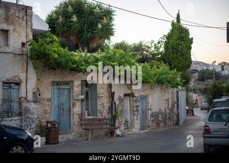 Rues grecques étroites à Hersonissos, en Crète, en Grèce, bordées de charmants bâtiments blanchis à la chaux, de fleurs colorées et de magasins locaux dynamiques, exsudant l'omble Banque D'Images