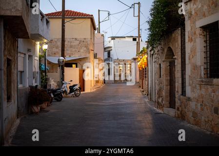 Rues grecques étroites à Hersonissos, en Crète, en Grèce, bordées de charmants bâtiments blanchis à la chaux, de fleurs colorées et de magasins locaux dynamiques, exsudant l'omble Banque D'Images