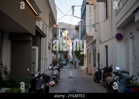 Rues grecques étroites à Hersonissos, en Crète, en Grèce, bordées de charmants bâtiments blanchis à la chaux, de fleurs colorées et de magasins locaux dynamiques, exsudant l'omble Banque D'Images