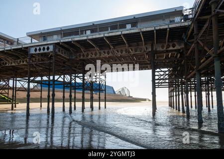 South Pier Blackpool à côté du Sandcastle et Blackpool Pleasure Beach, Lancashire, Angleterre. Banque D'Images