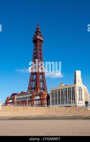 La célèbre Blackpool Tower vue de la plage par une journée ensoleillée avec un ciel bleu clair, Lancashire, Angleterre. Banque D'Images